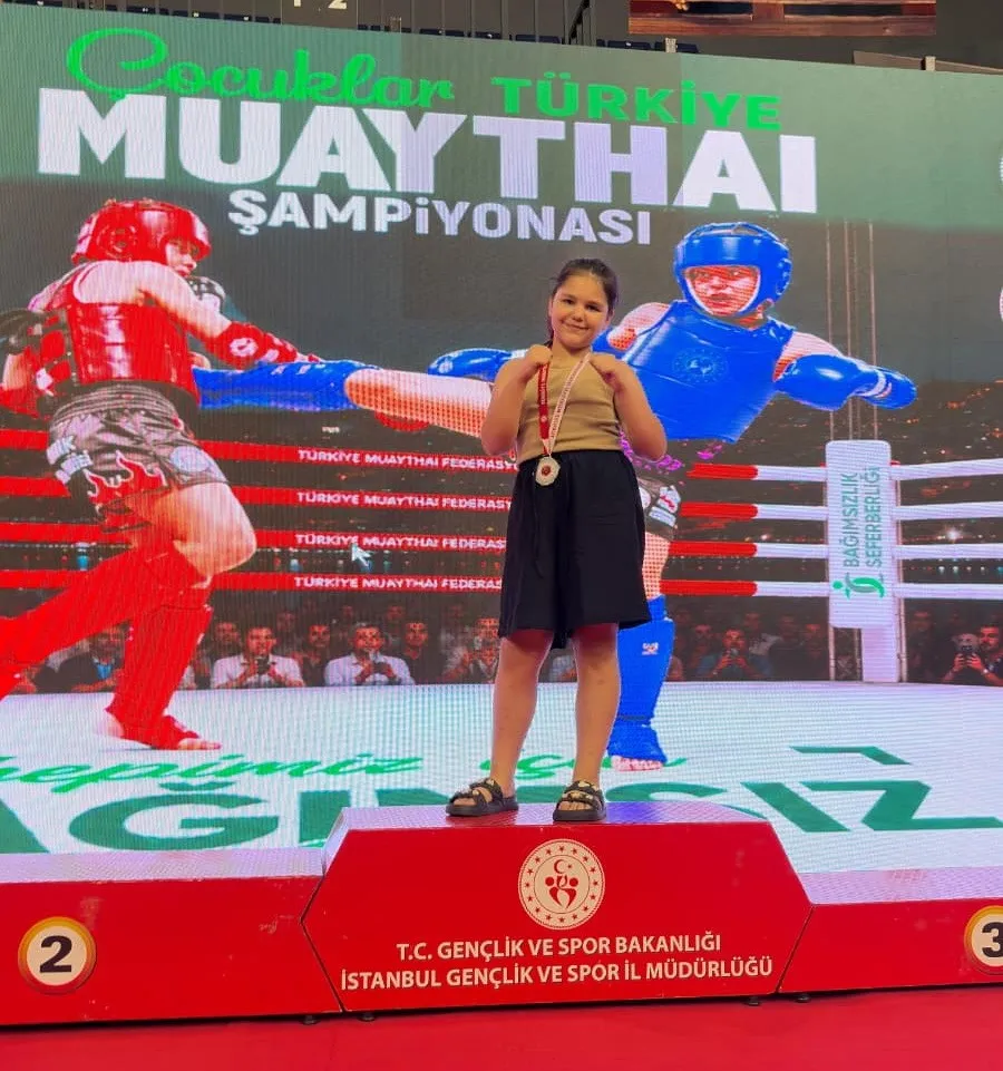 Salihli’nin gururu oldular: Çullu kardeşlerden muaythai’de çifte zafer