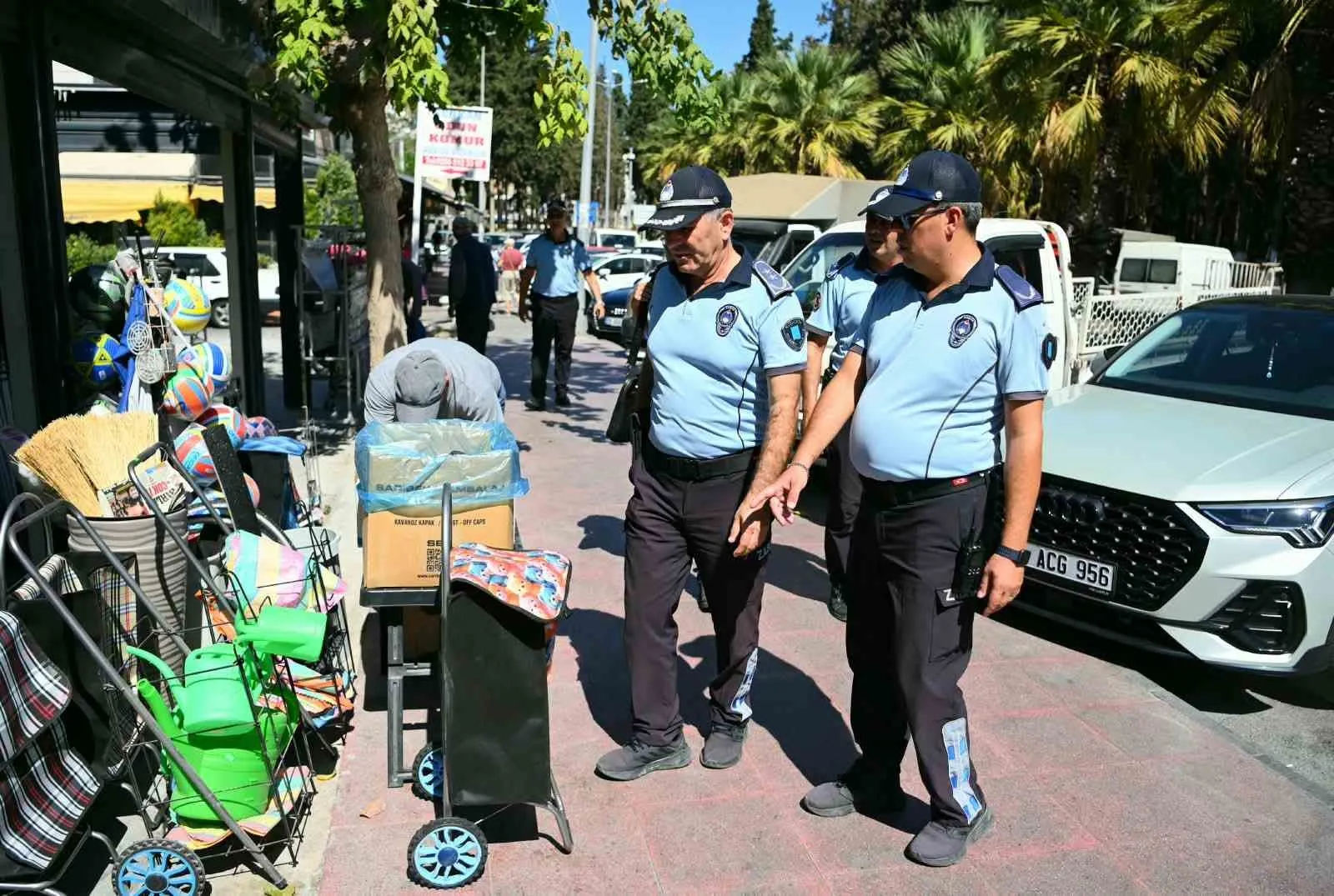 Kuşadası’nda kaldırım işgallerine geçit yok: Zabıtadan sıkı denetim