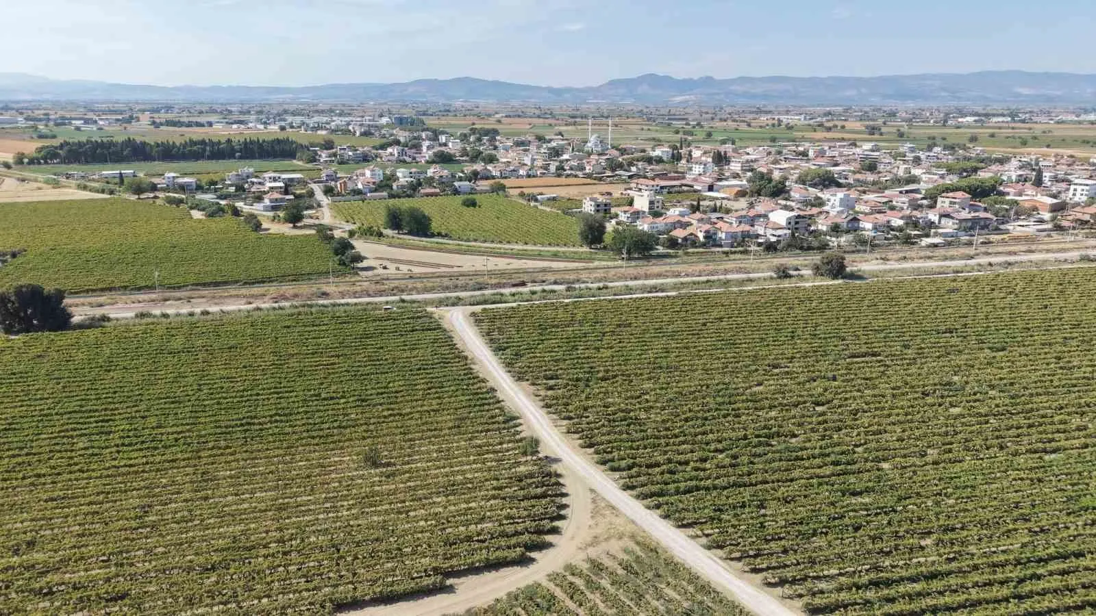 Karaağaçlı’da yüzleri güldüren dokunuş: Çiftçinin yolu açıldı, sokaklar yenilendi