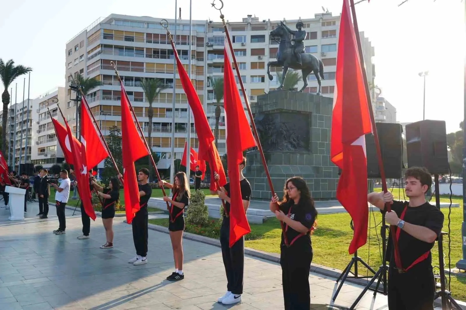 İzmir’de ders zili çaldı: 850 bin öğrenci için yeni dönem başladı
