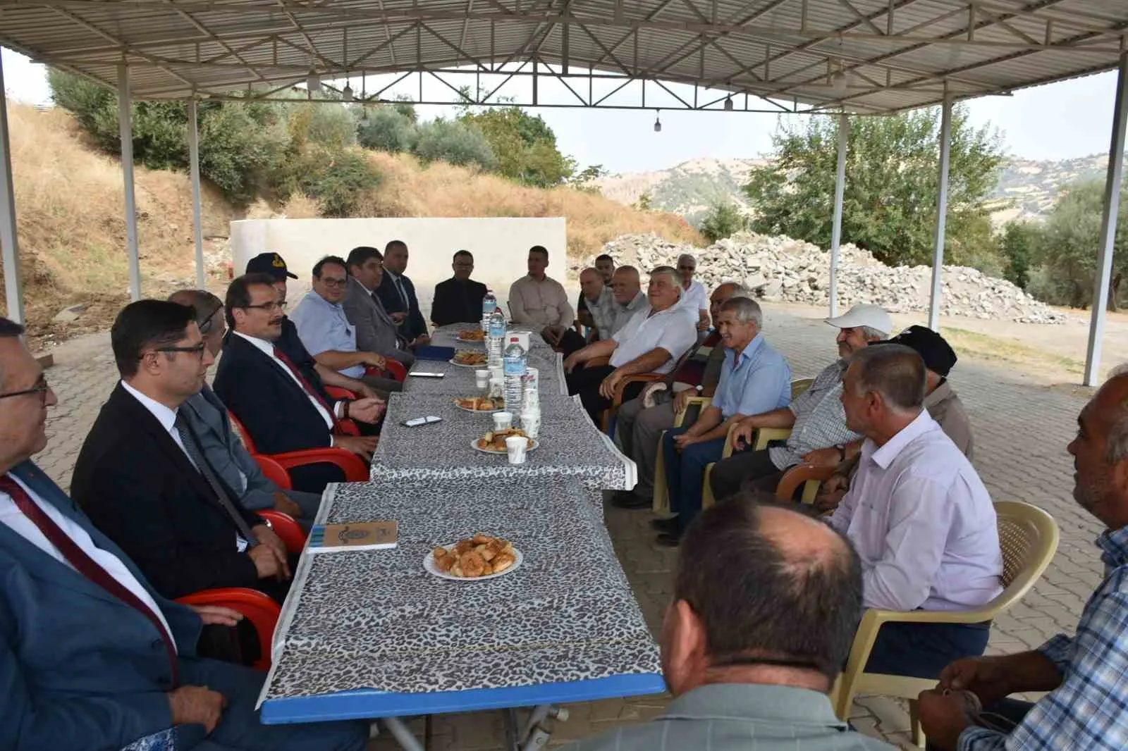 Salihli’de saha mesaisi: Kaymakam Güldoğan mahallelerin nabzını tuttu