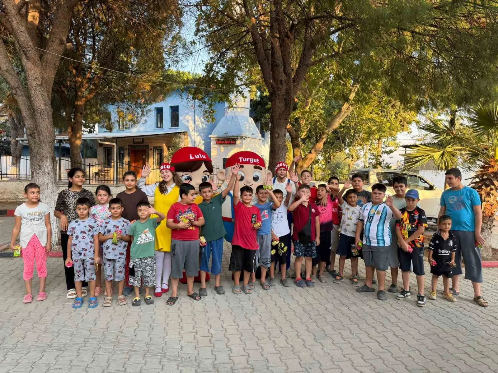 Turgutlu’nun neşeli kahramanları mahalleleri şenlendirdi: Tiyatro çocukların ayağına geldi