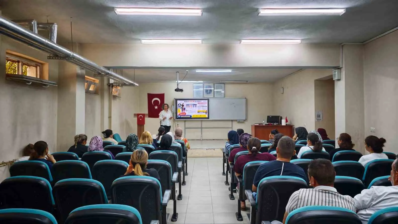 Sarıgöl'de okulların gizli kahramanlarına hayati eğitim