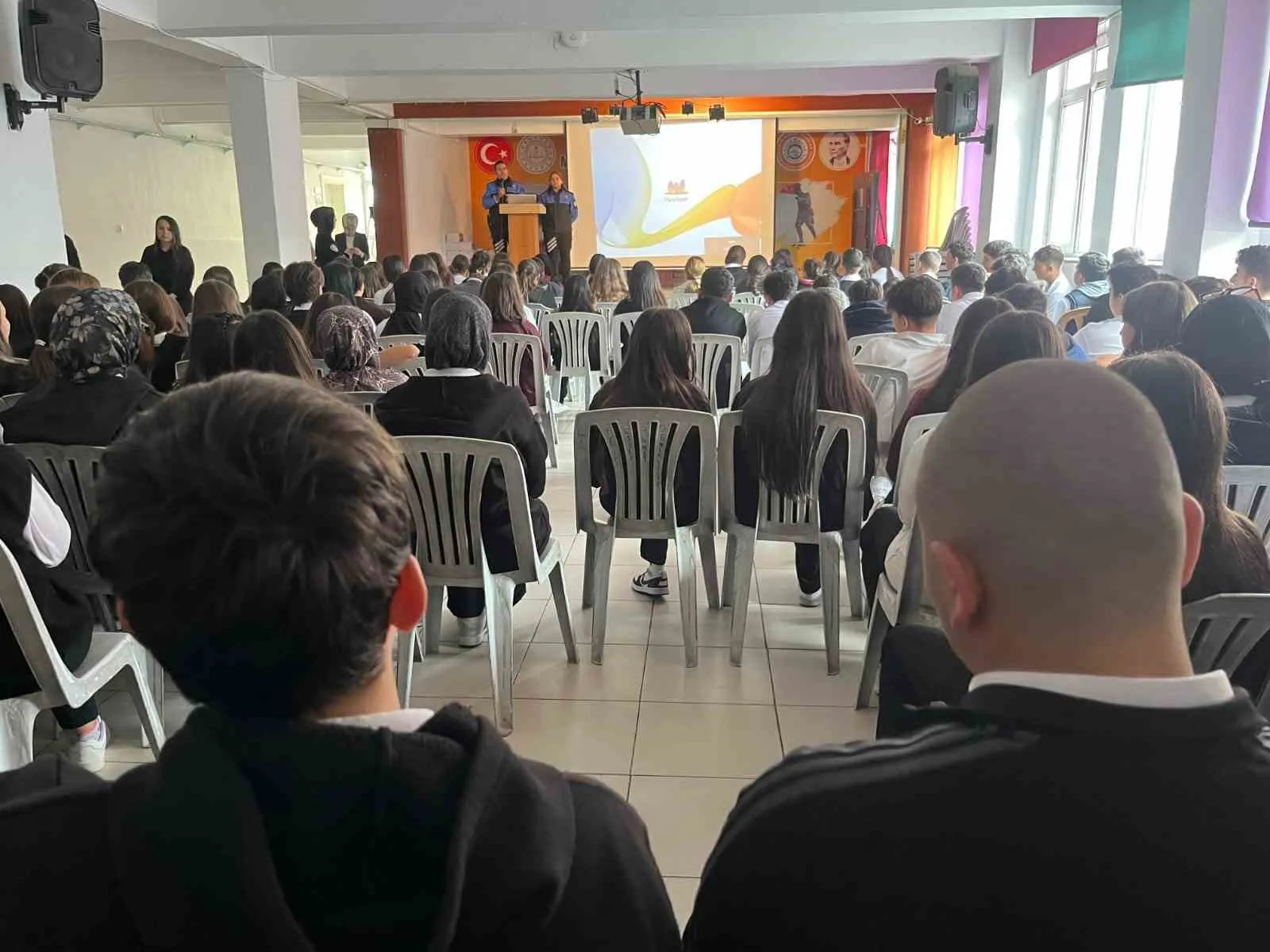 Gençlerin güvenliği için sahaya indiler: Polislerden lise öğrencilerine özel eğitim