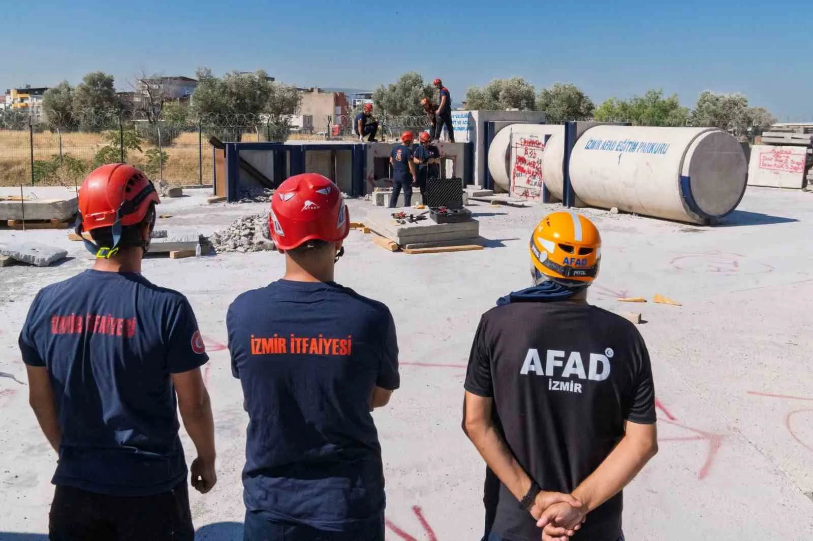İzmir İtfaiyesi afetlere karşı vites yükseltti: 110 kişilik uzman ekip sahaya iniyor
