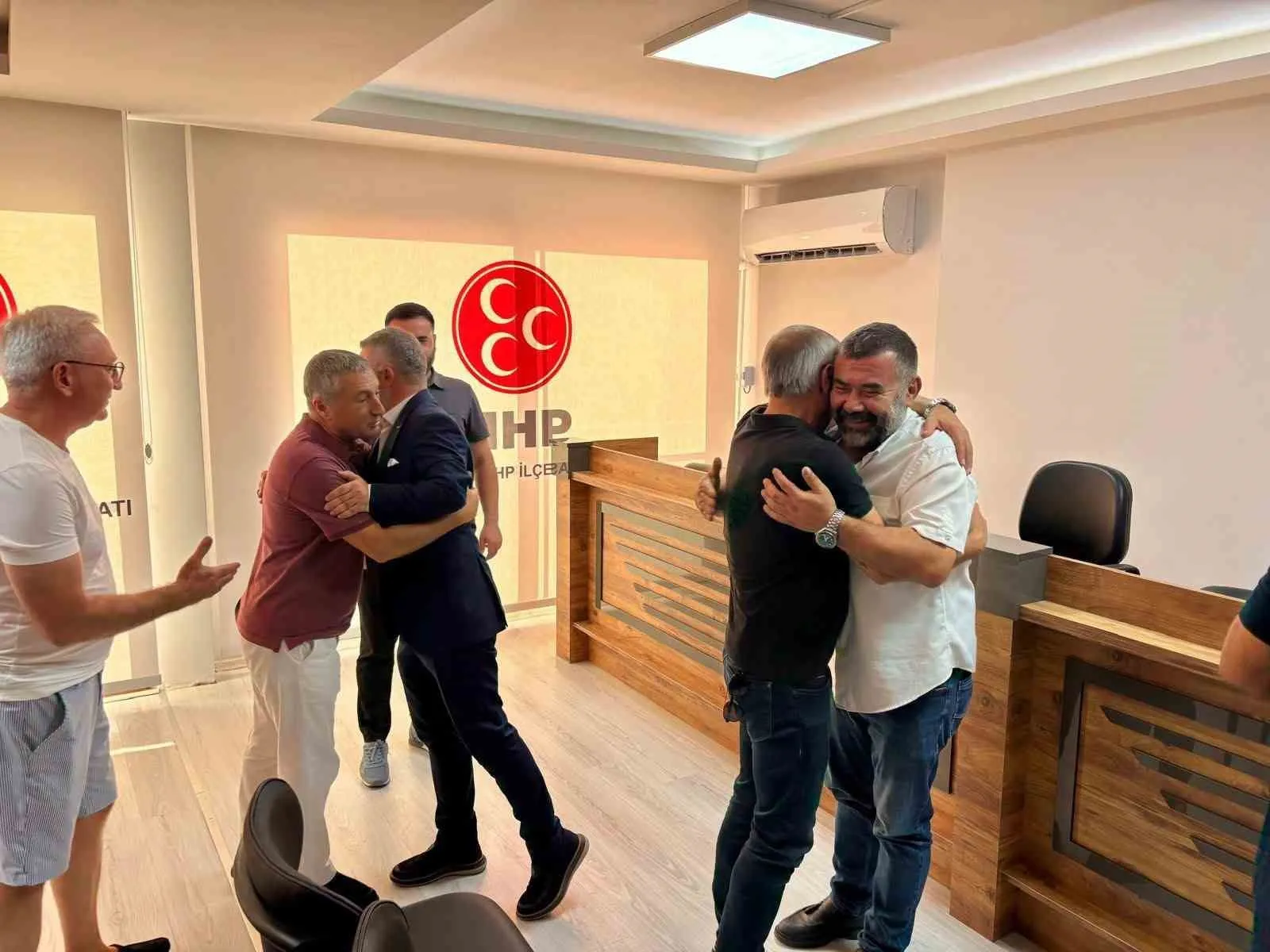 Kuşadası esnafından MHP’ye ziyaret: Turizm ve ticaret masaya yatırıldı