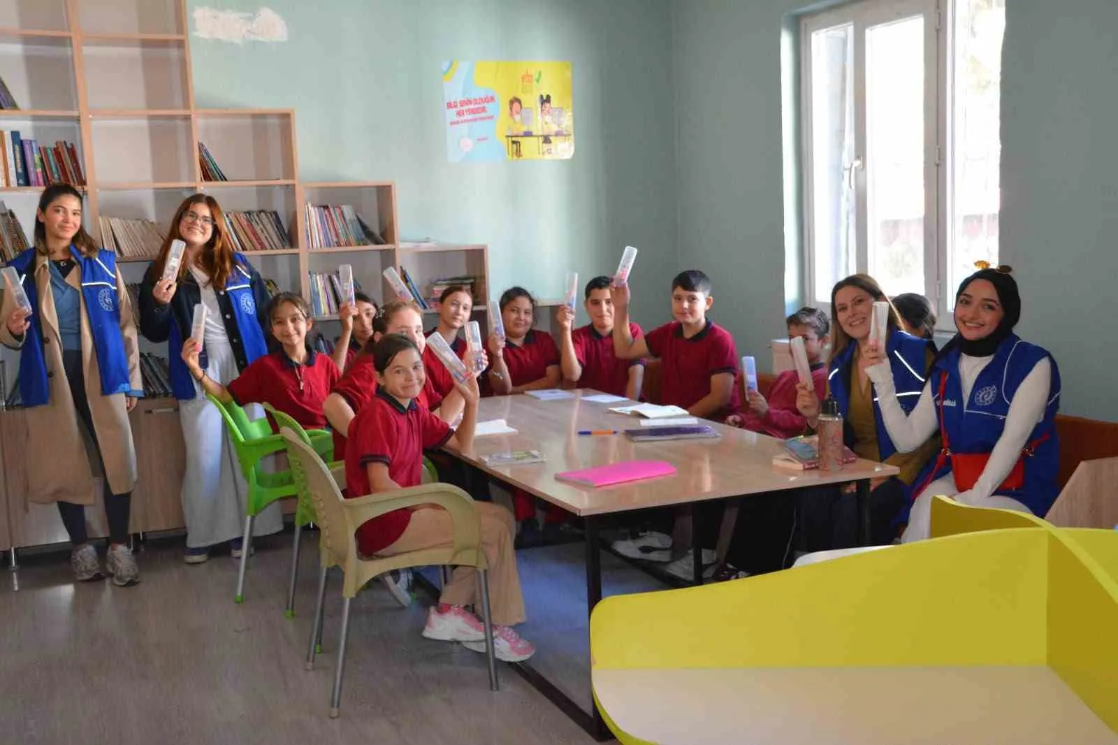 Okul yolunda gönüllü dayanışması: Miniklerin yüzünü güldürdüler