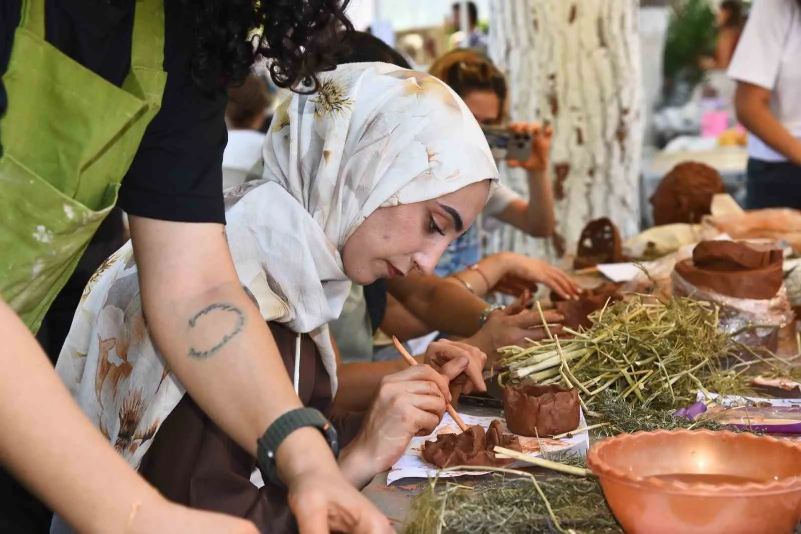 Menemen'de sanat denizin derinliklerine iniyor: Çömlekler canlılar için yuva olacak