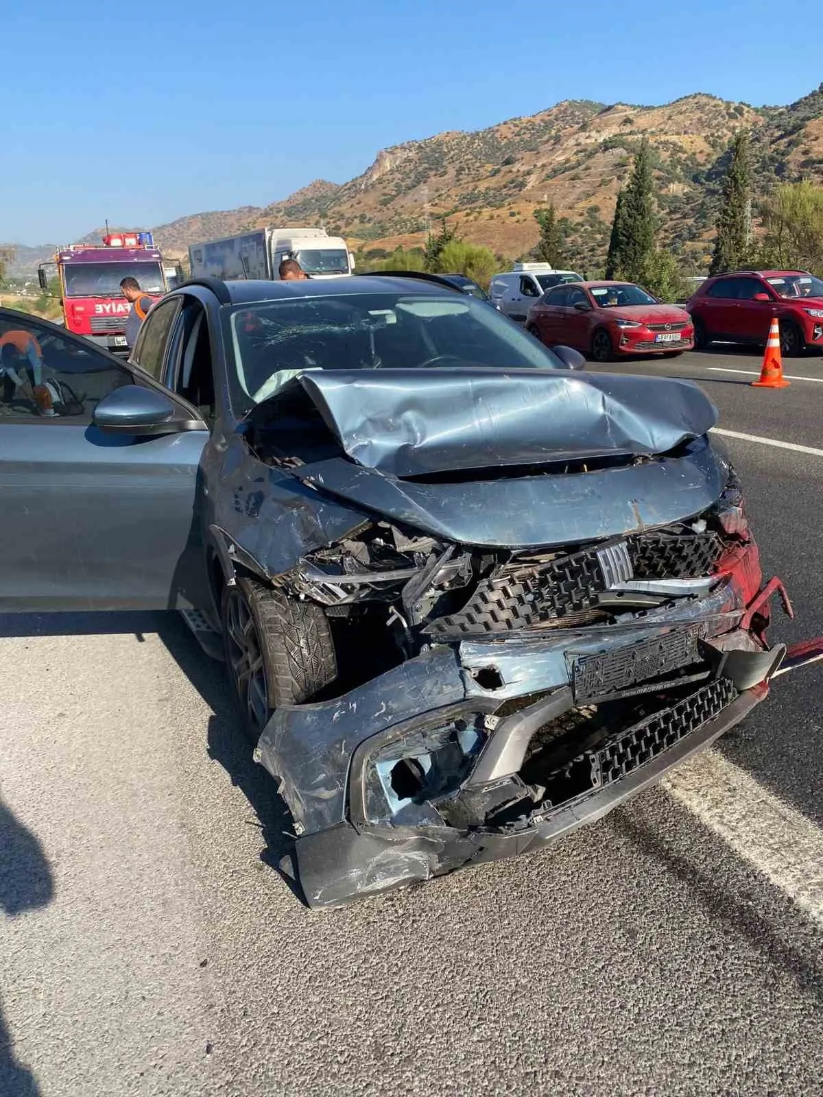 Otobanda can pazarı: İncirliova'da otomobiller birbirine girdi