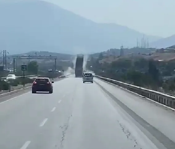 Denizli trafiğini birbirine kattı: Açık unutulan dorse EDS direğini devirdi