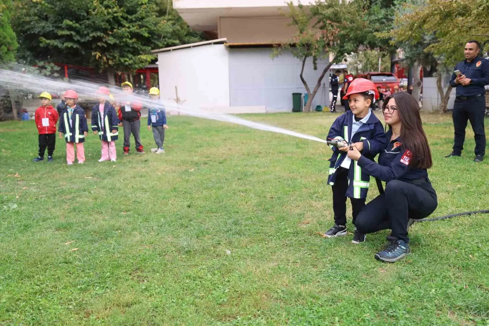 Minik kahramanlar itfaiye merkezinde: Yangın güvenliğini uygulamalı öğrendiler