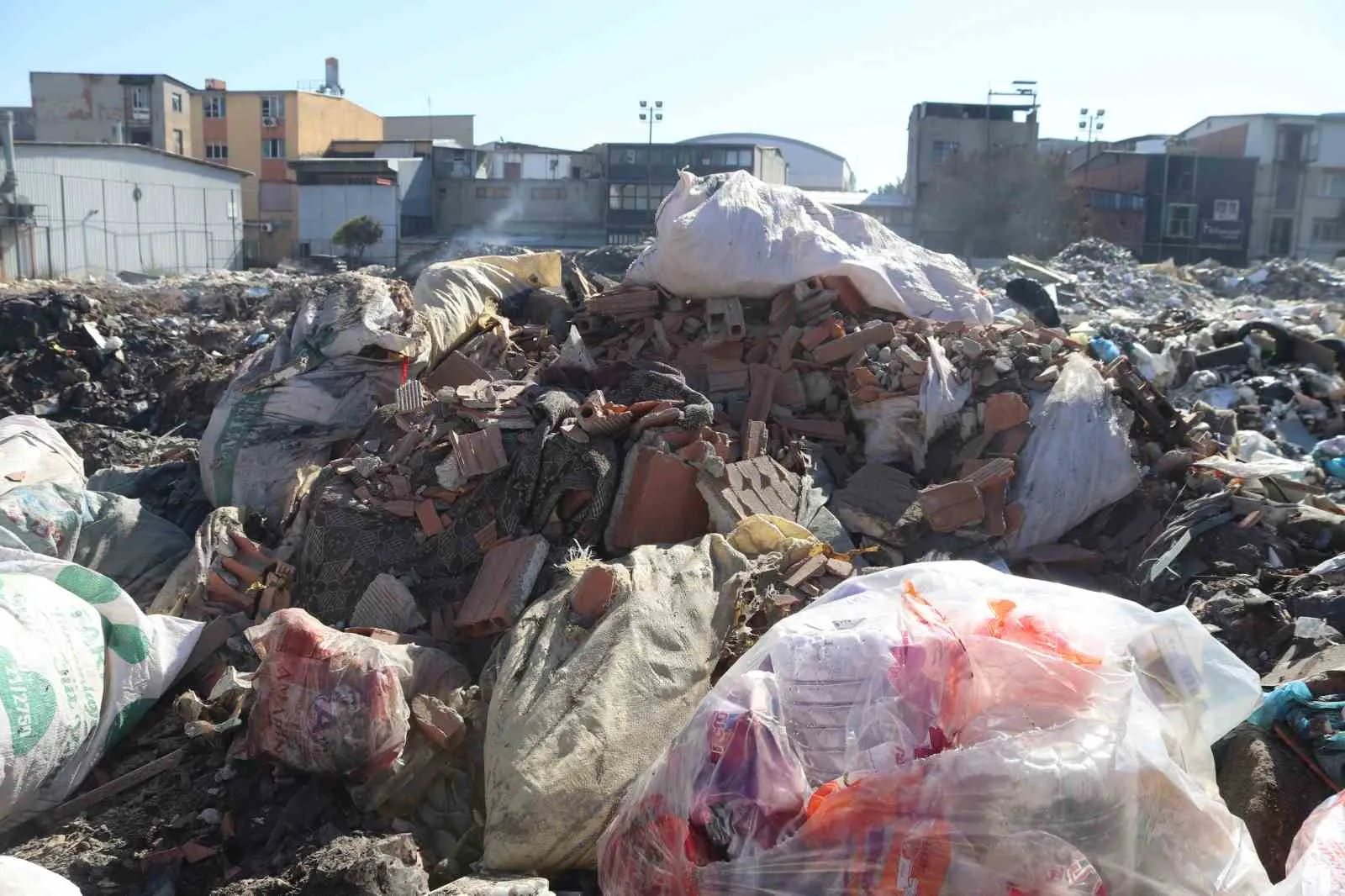 Buca sanayisinde dumanlar dinmiyor: Esnaf çöp yangınlarından yaka silkti