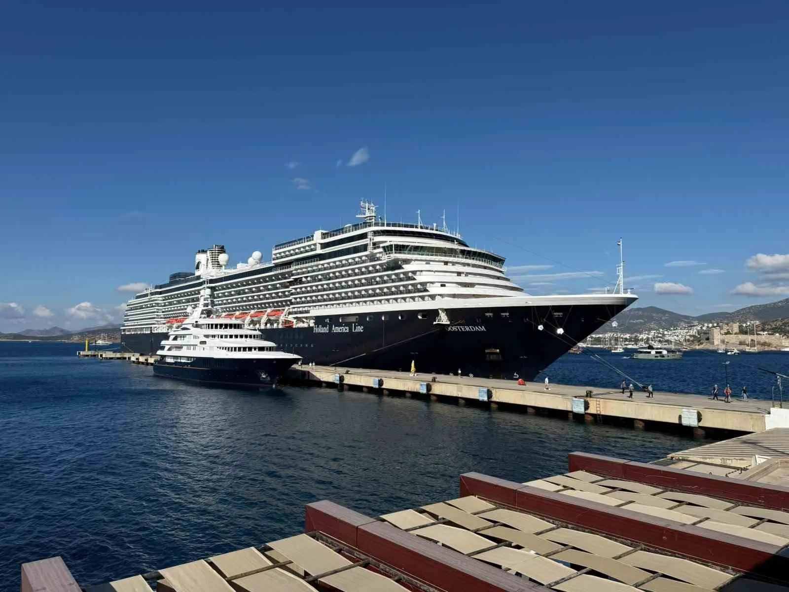 Dev kruvaziyer Bodrum limanına demir attı: Binlerce turist ilçe ekonomisini hareketlendirdi