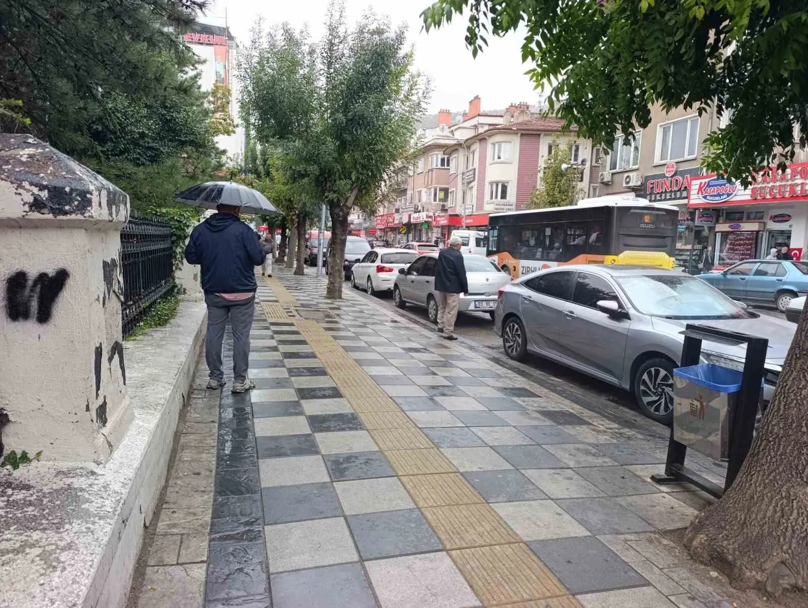 Afyonkarahisar'da güne yağmurla uyandı: Vatandaşlar sığınacak yer aradı
