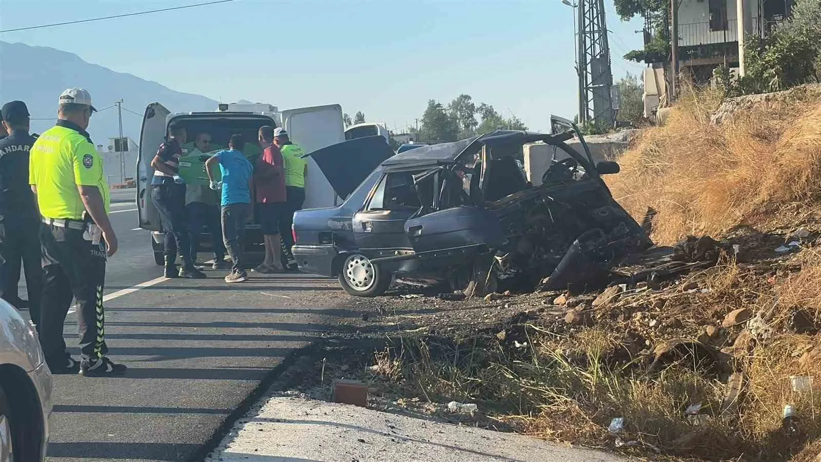 Seydikemer'de feci kaza: Yol kenarındaki toprak alana çarpan araçta iki kişi can verdi