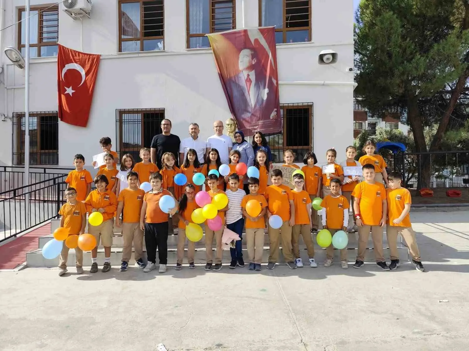Minik savaşçı okuluna zaferle döndü: Sıralar Talha için yeniden çiçek açtı