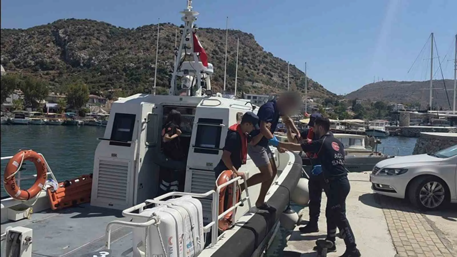 Mavi sularda acil durum: İki hasta için Sahil Güvenlik seferber oldu