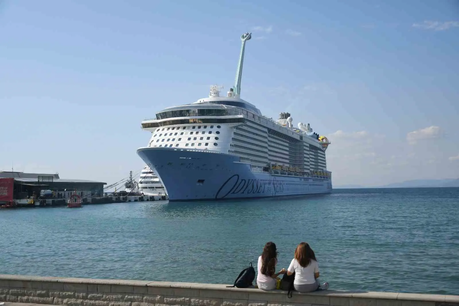 Kuşadası Limanı’nda dev gemilerle gelen turist bereketi