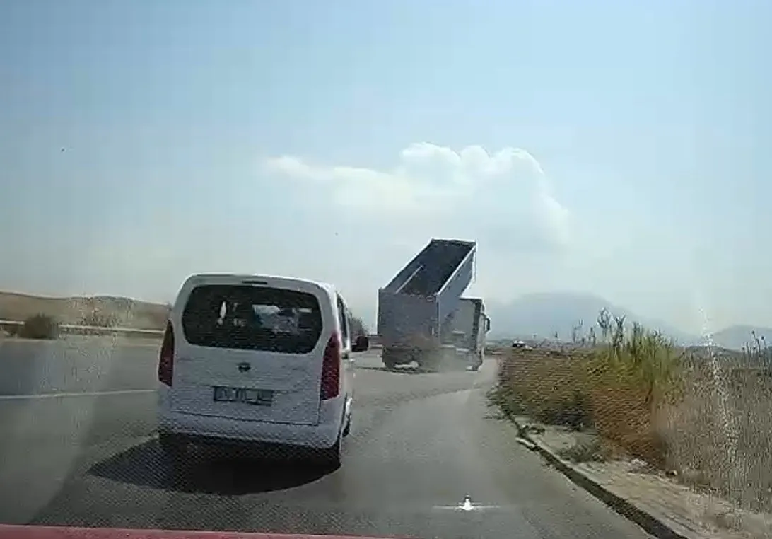 Denizli trafiğini birbirine kattı: Açık unutulan dorse EDS direğini devirdi