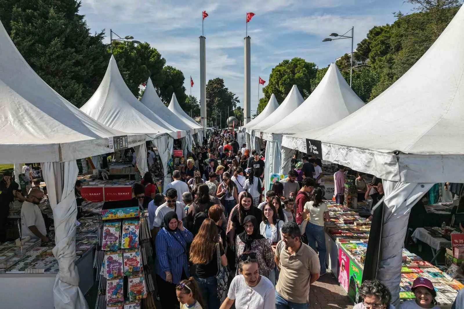 Kültürpark’ta edebiyat rüzgarı dindi: İZKİTAP’ta son gün heyecanı