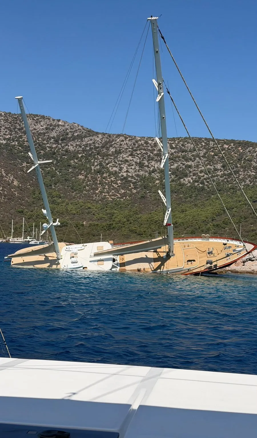 Bodrum açıklarında gece yarısı dehşeti: Kayalıklara çarpan lüks gulet yan yattı