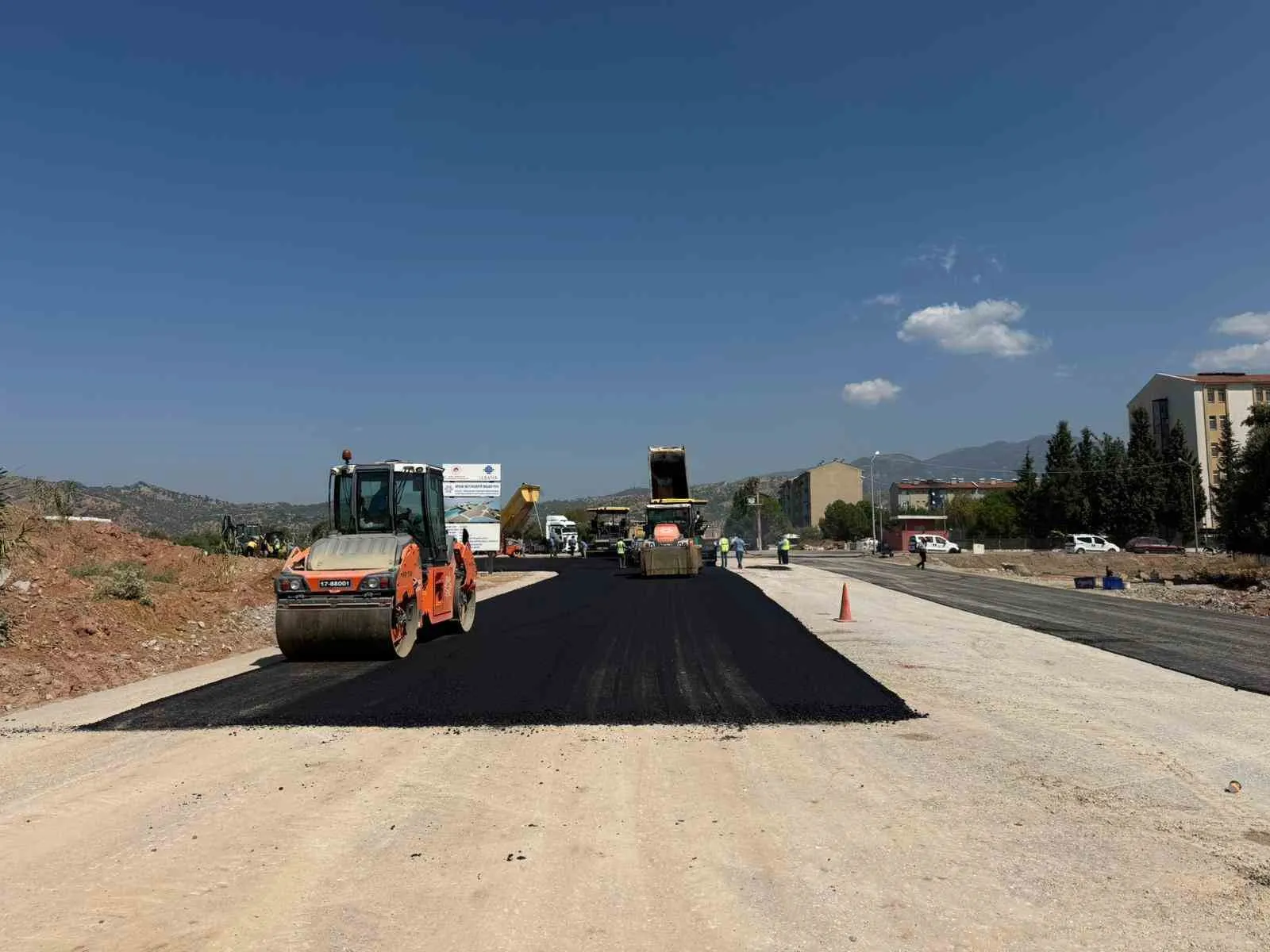 Aydın’ın dört bir yanında hummalı çalışma: 17 ilçede ulaşım konforu yükseliyor