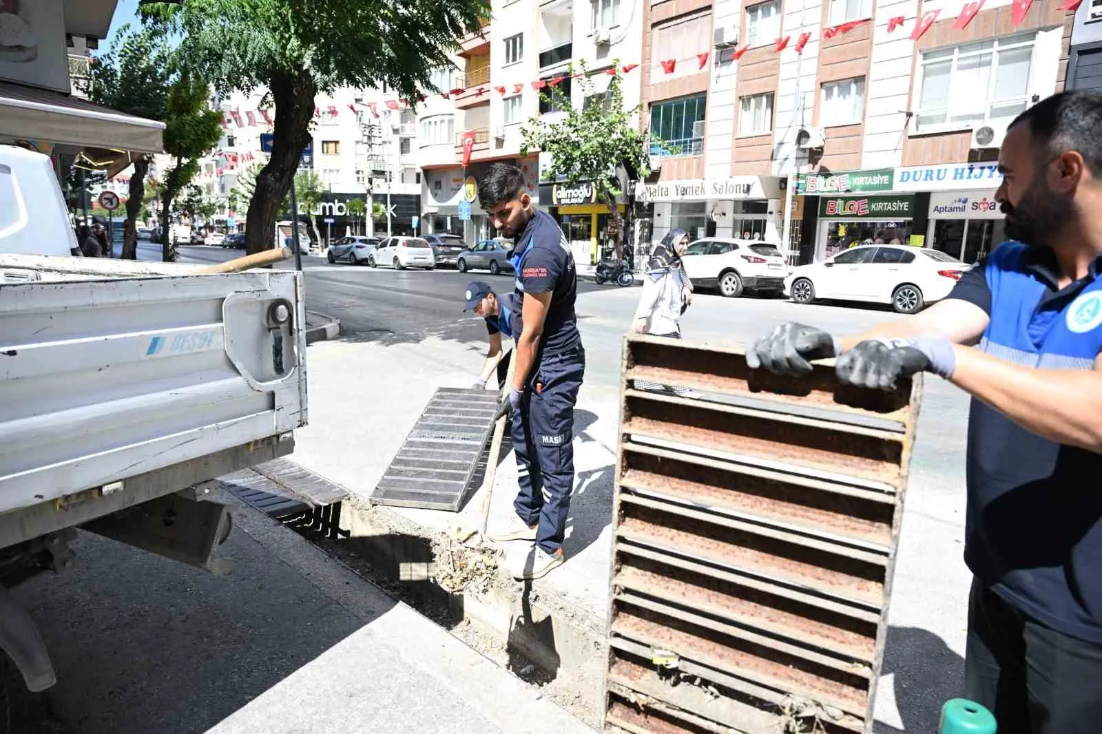 Manisa'da yağış mesaisi: Izgaralar kışa hazırlanıyor