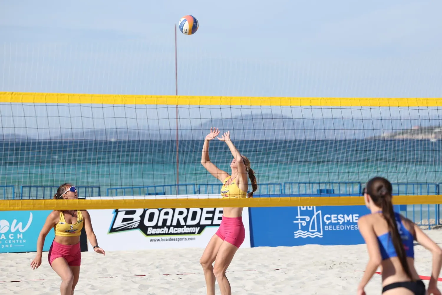 Çeşme’de voleybol şöleni: Kumun yıldızları kupa için ter döküyor