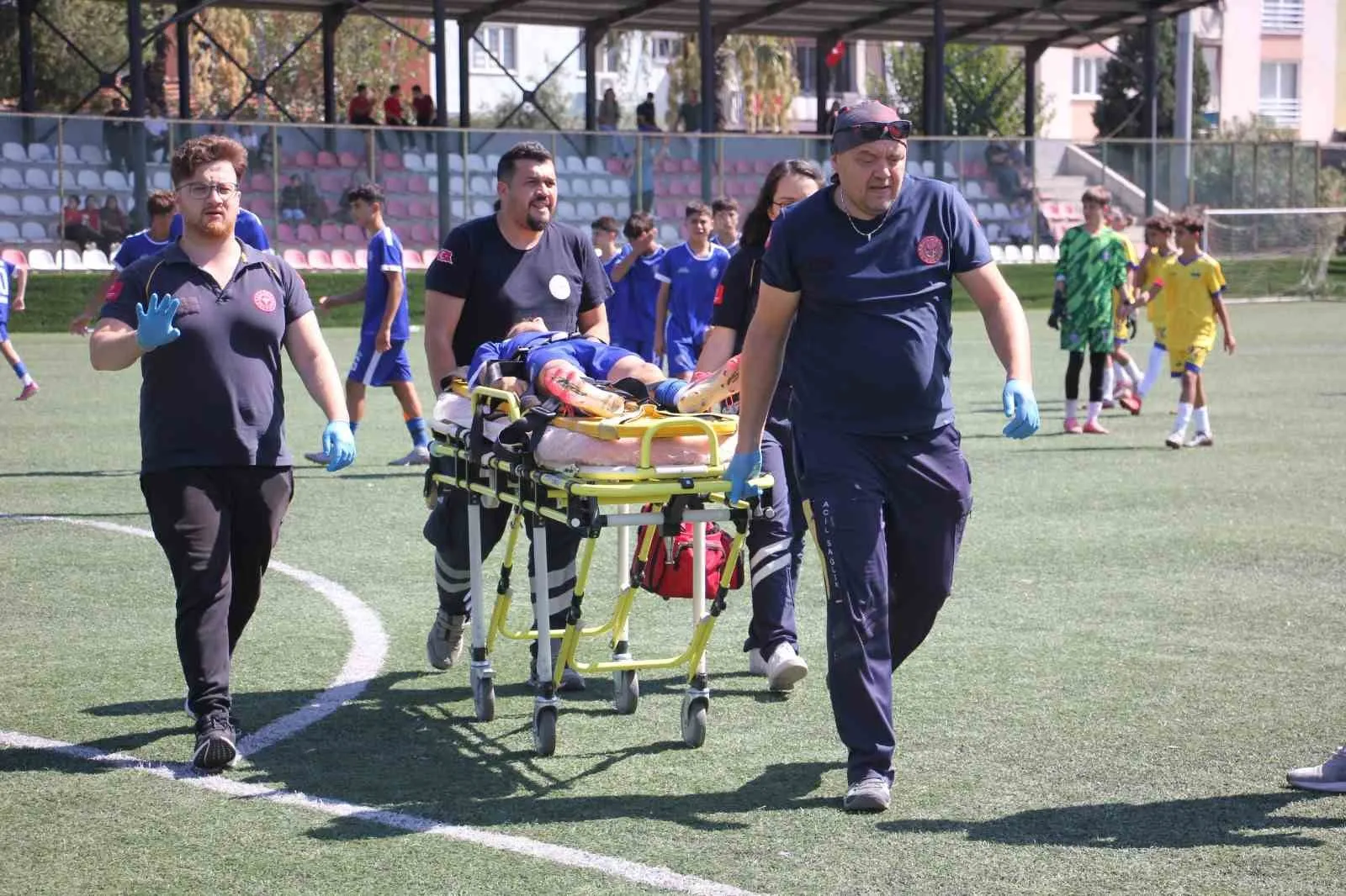 Sahada saniyelerle yarış: Genç futbolcuyu ölümden döndüren müdahale