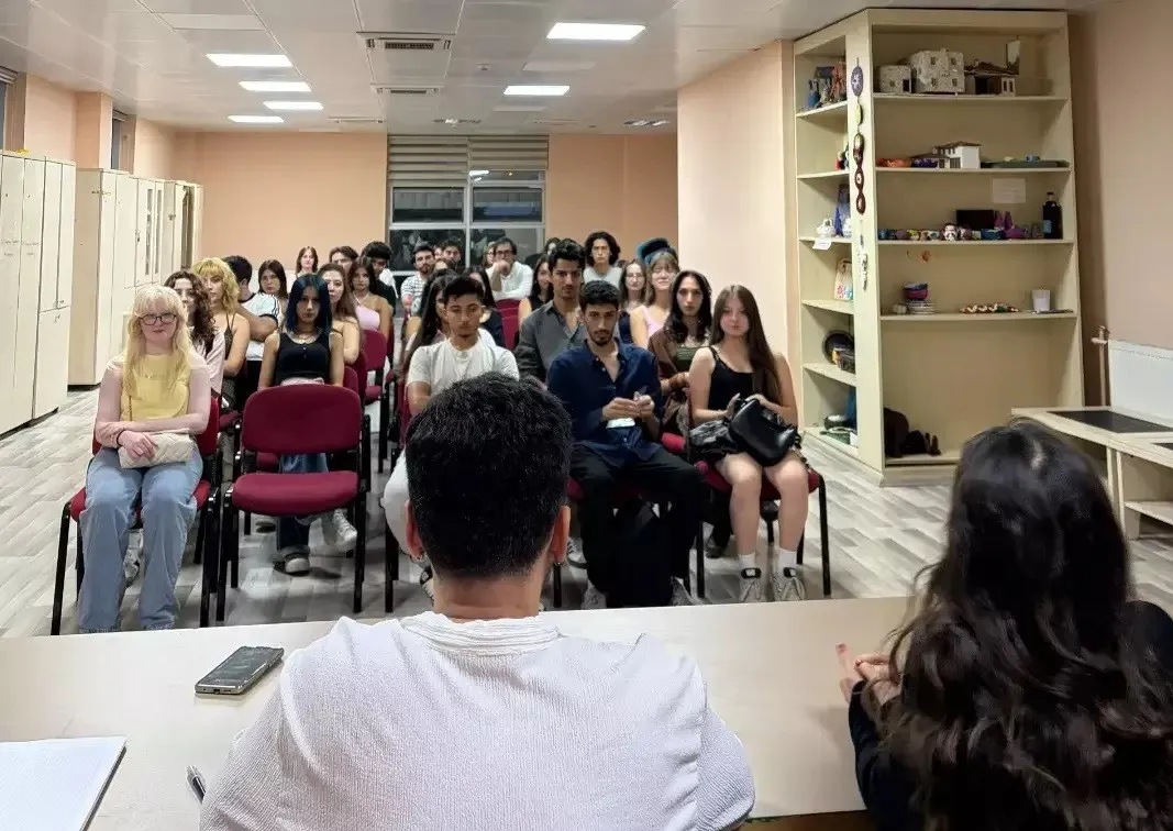 Menteşe’de sahne ışıkları gençler için yanıyor: Sanatla özgüven kazanıyorlar