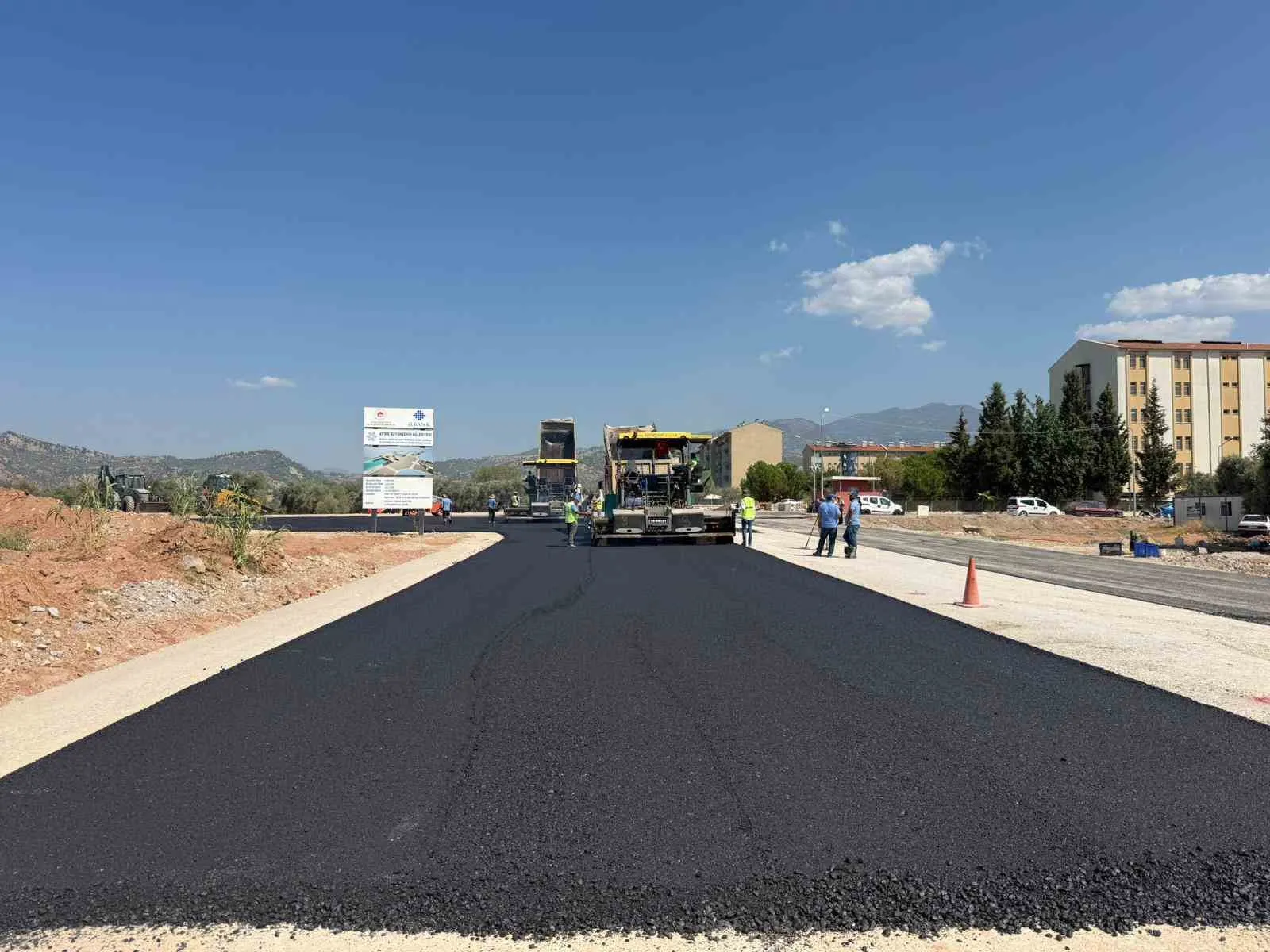 Aydın’ın dört bir yanında hummalı çalışma: 17 ilçede ulaşım konforu yükseliyor