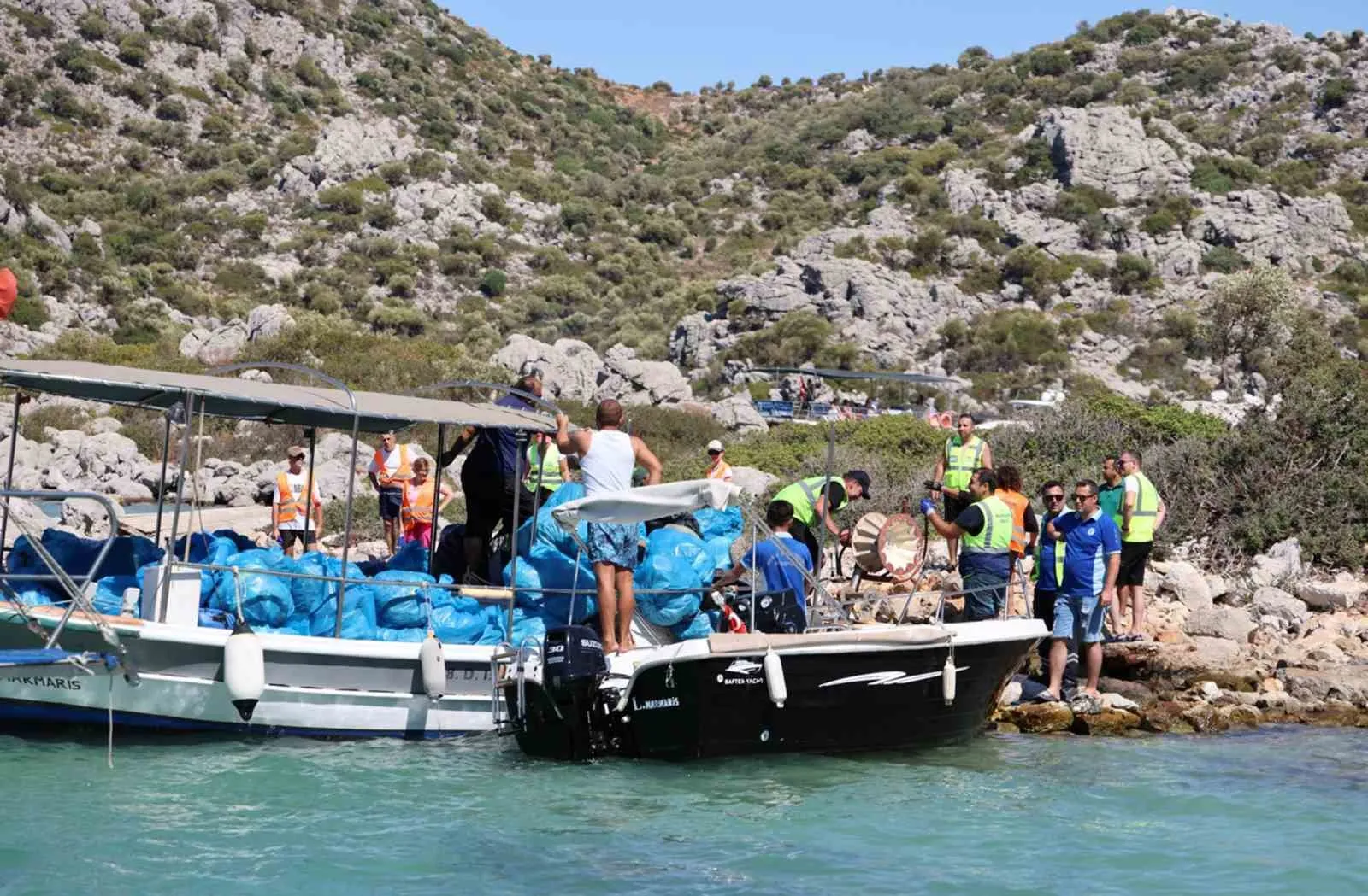 Marmaris’in gizli cennetlerinde dev temizlik operasyonu: Bir ton atık denizden çıkarıldı