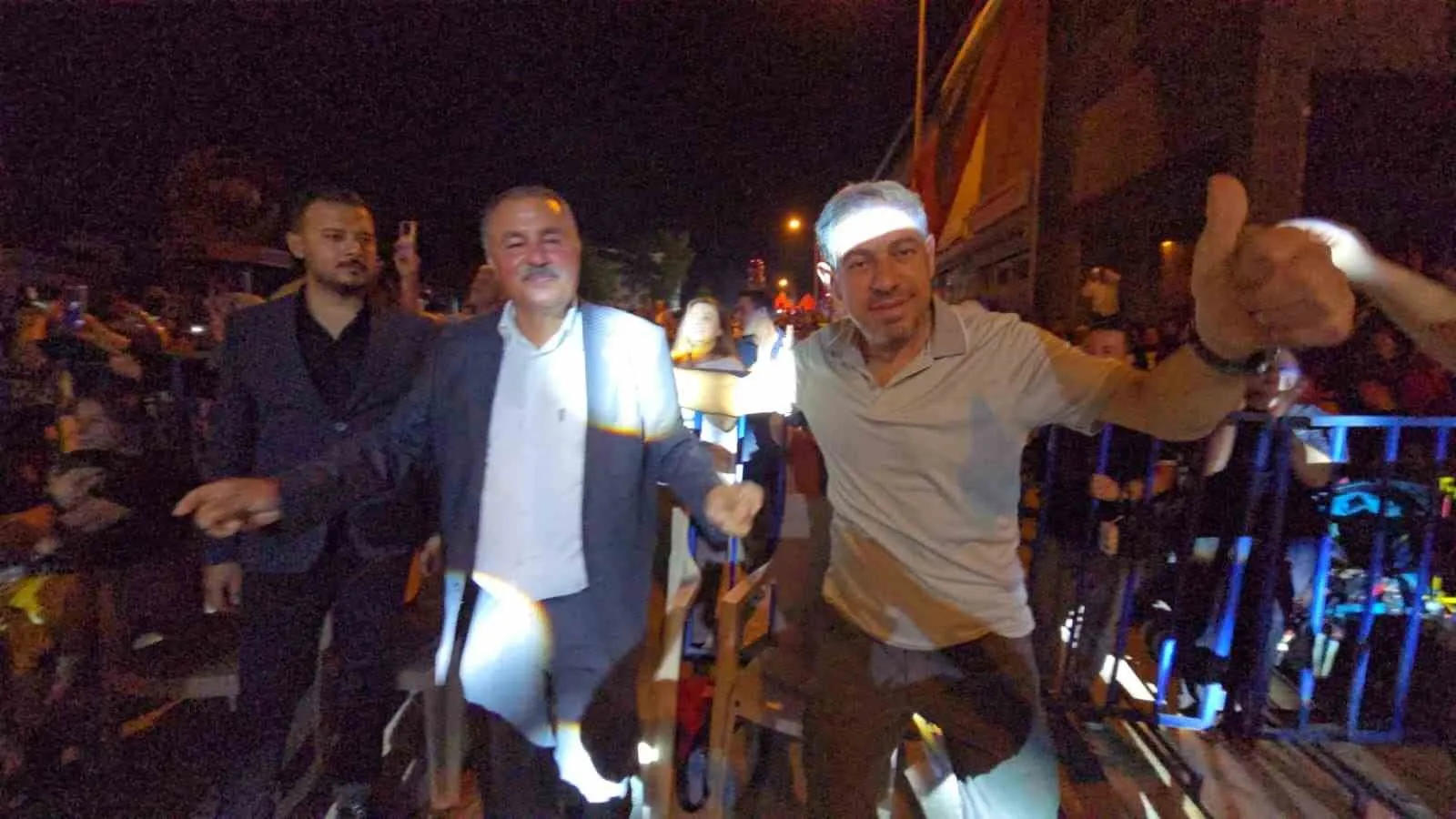 Beyağaç’ta festivalin yıldızı özel çocuklar oldu: Başkan Pütün sahnede onlara eşlik etti