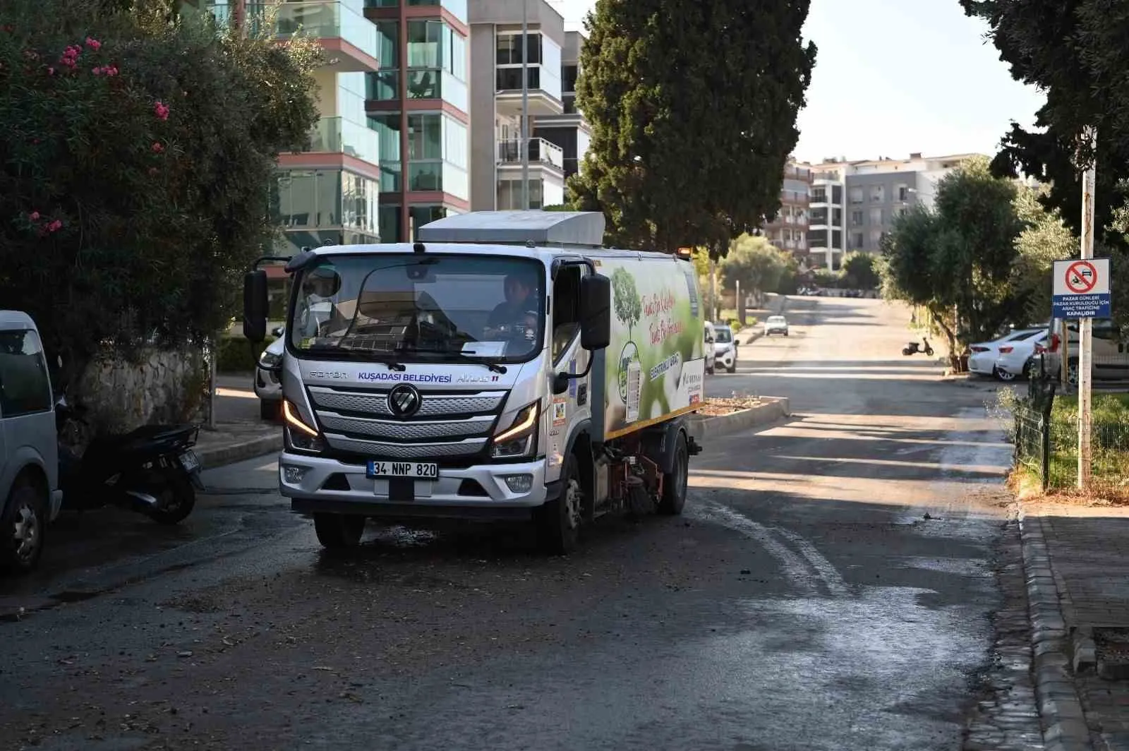 Kuşadası sokaklarında bahar temizliği: Ekipler sahaya indi
