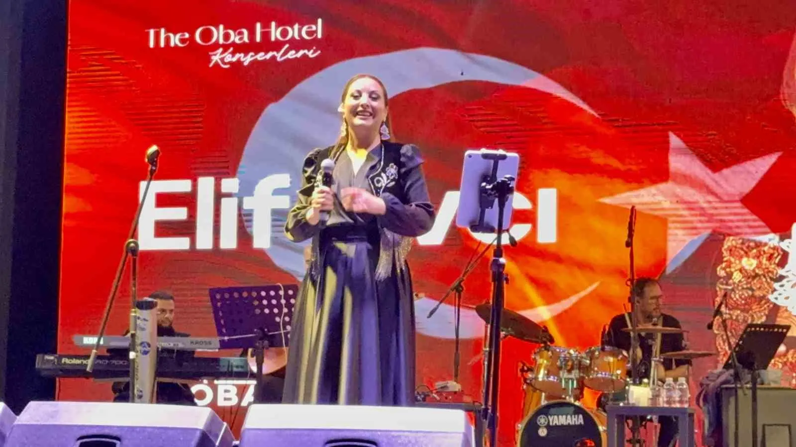 Elif Avcı Bodrum gecelerinde türkü rüzgarı estirdi