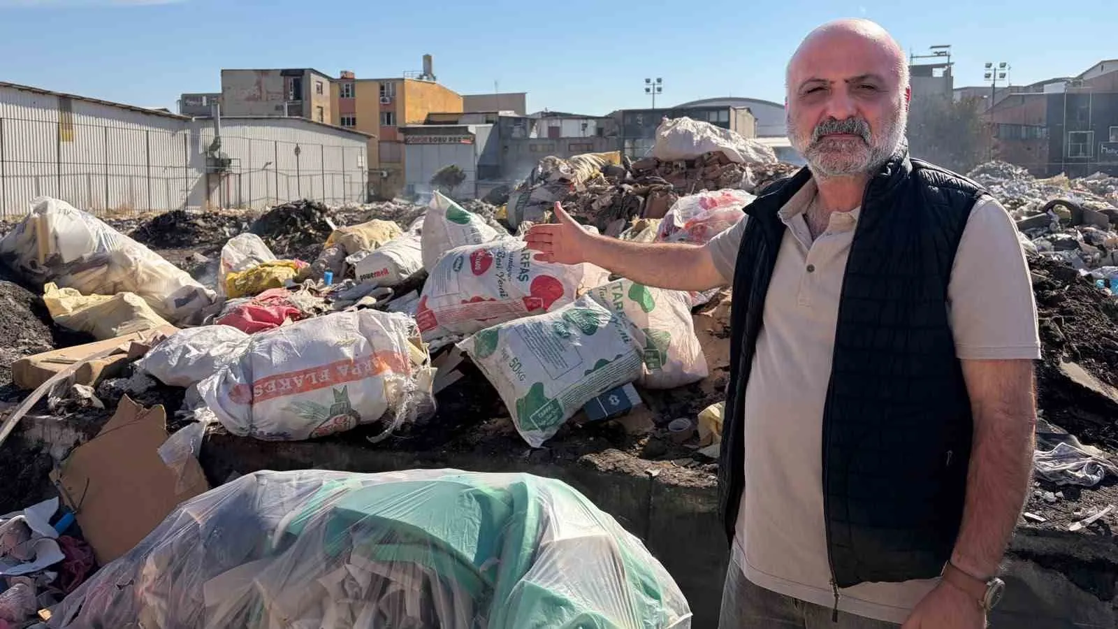Buca sanayisinde dumanlar dinmiyor: Esnaf çöp yangınlarından yaka silkti