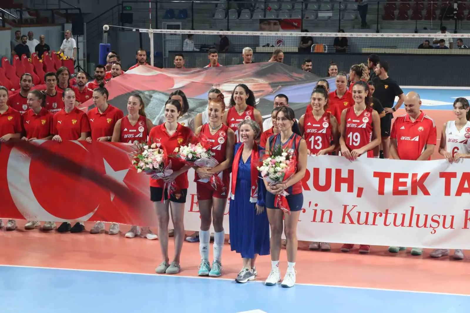 İzmir’in kurtuluş coşkusu voleybol parkesine taşındı: Üç dev kulüp tek yürek oldu