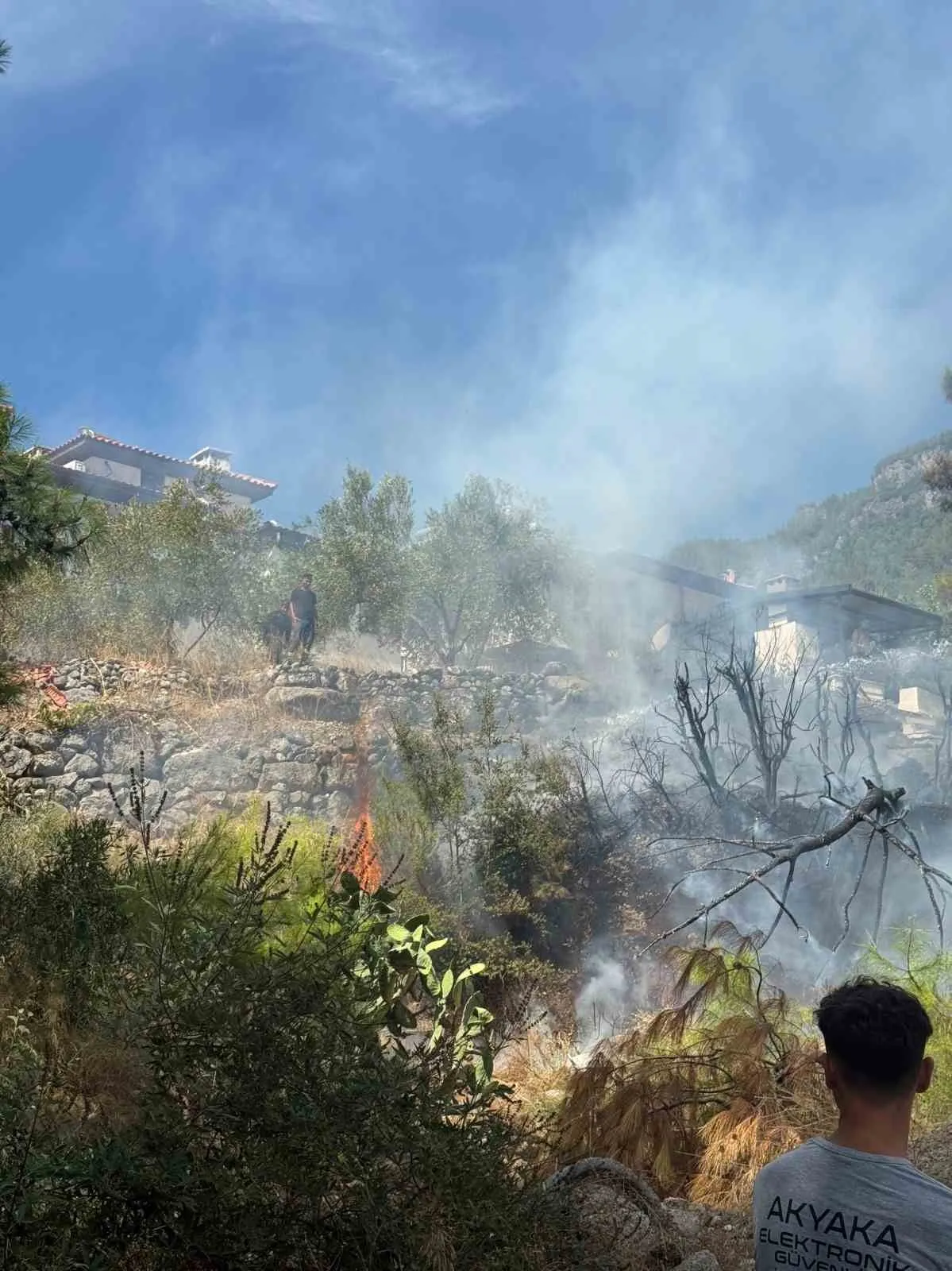 Akyaka’da korkutan yangın: Evlerin yanı başında alevler yükseldi