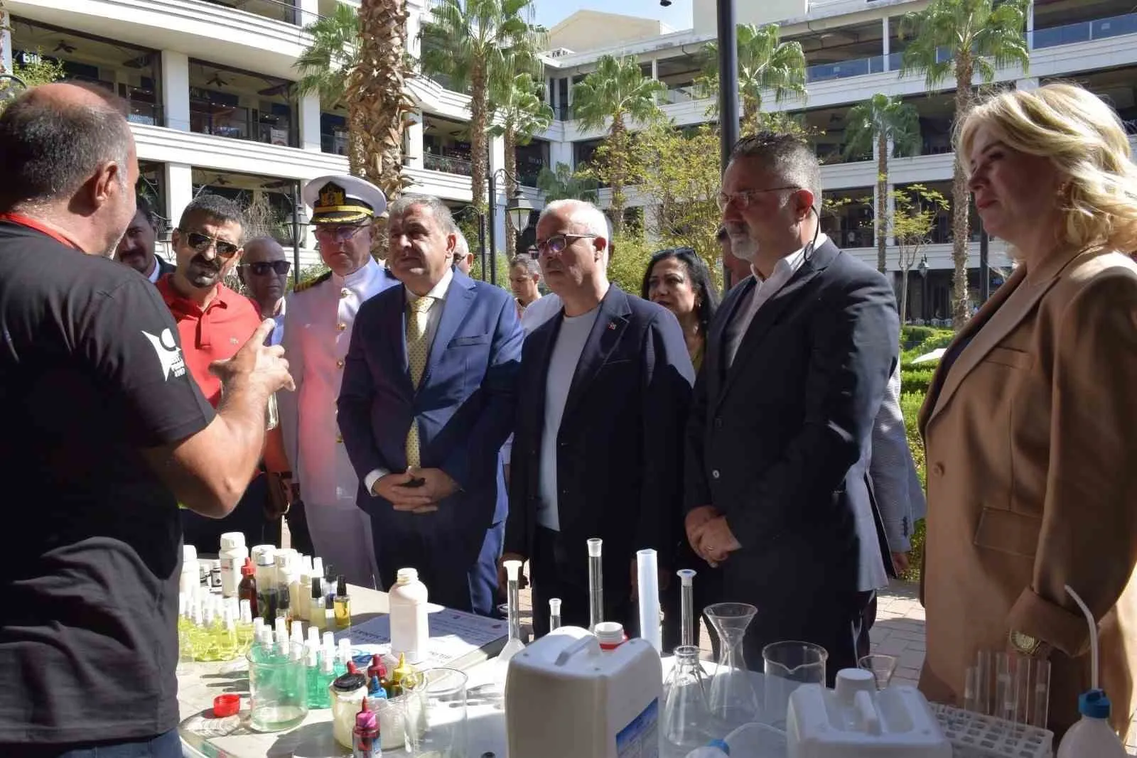 Karşıyaka’da geleceğin kaşifleri sahnede: Bilim ve sanat aynı çatı altında buluştu
