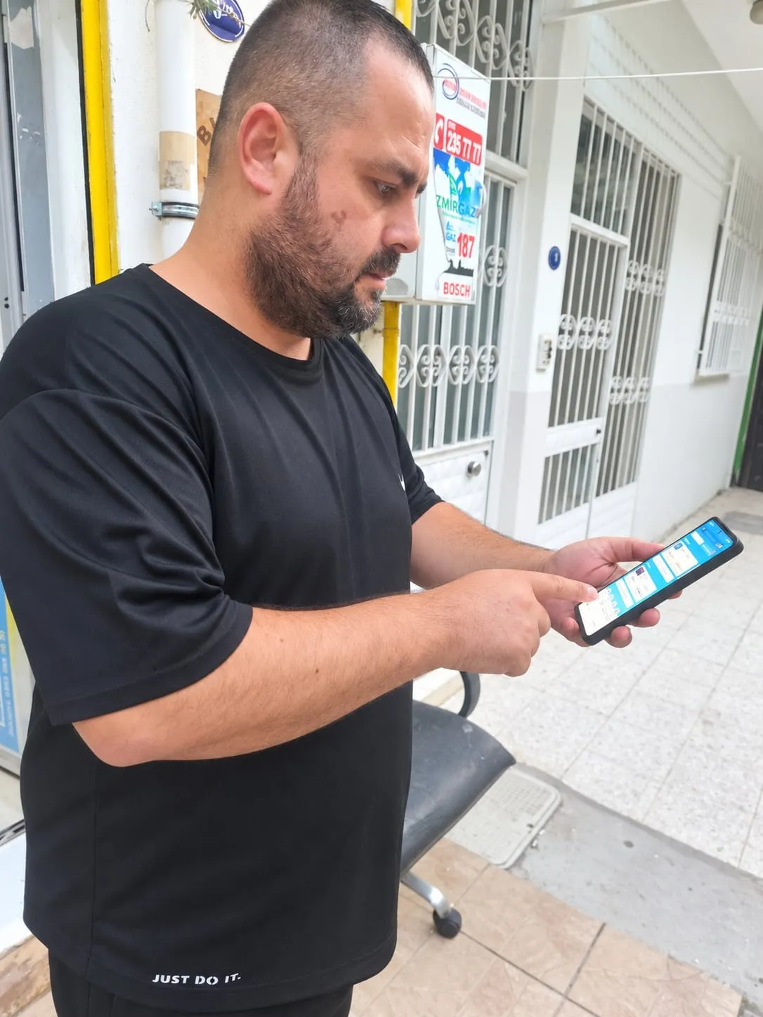 Buca’da esnafın vicdan sınavı: Yanlışlıkla yatan 83 bin liranın sahibi aranıyor