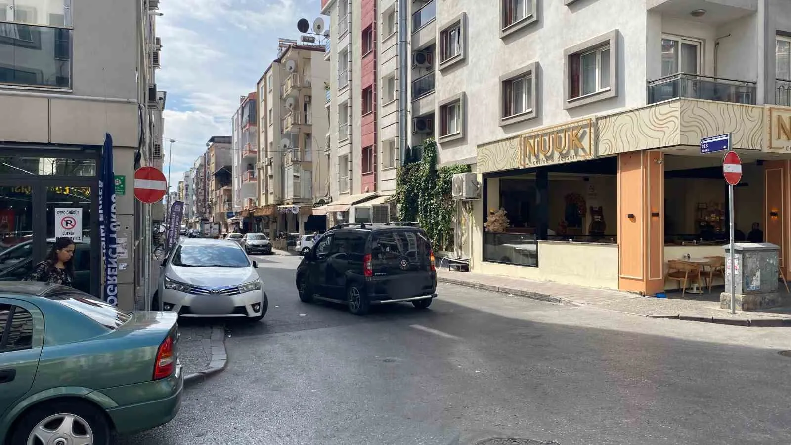 Efeler’de trafik düzeni değişti: Sürücüler yeni kuralı fark etmiyor