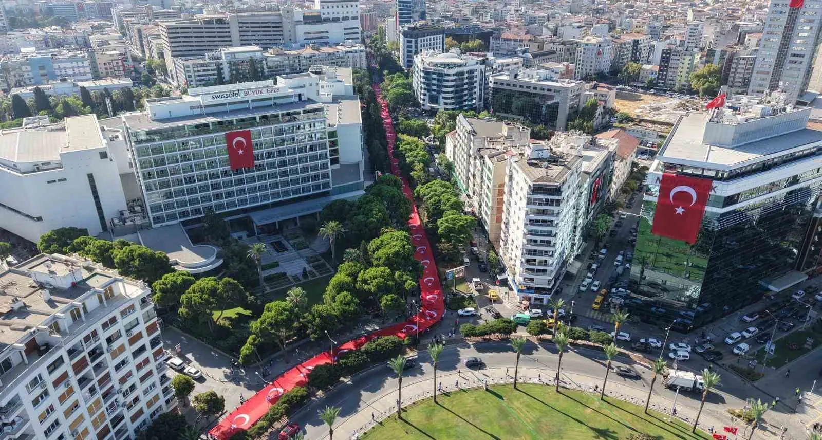 İzmir’de 9 Eylül coşkusu: 104 yıllık zafer ruhu meydanlara taştı