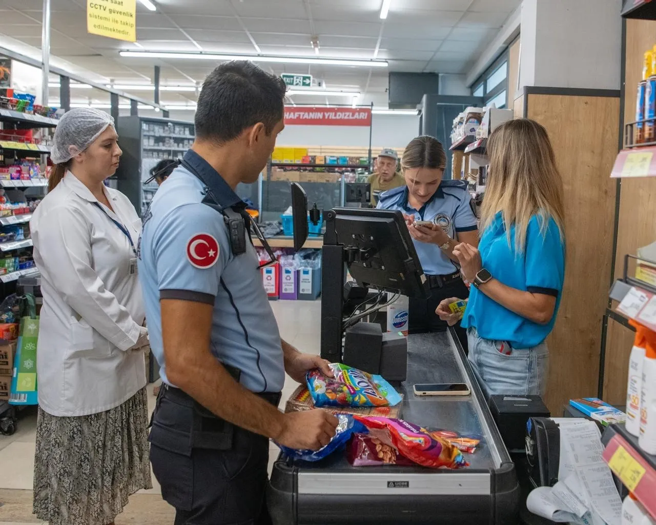 Kuşadası'nda gıda güvenliği alarmı: Denetimlerde uygunsuz ürünler toplandı