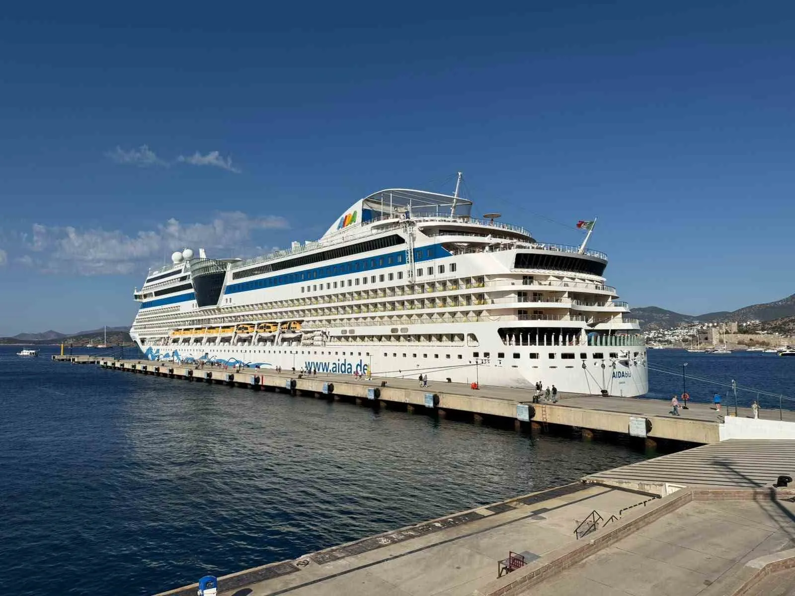 Bodrum limanında dev hareketlilik: Binlerce turist Ege'nin incisine akın etti