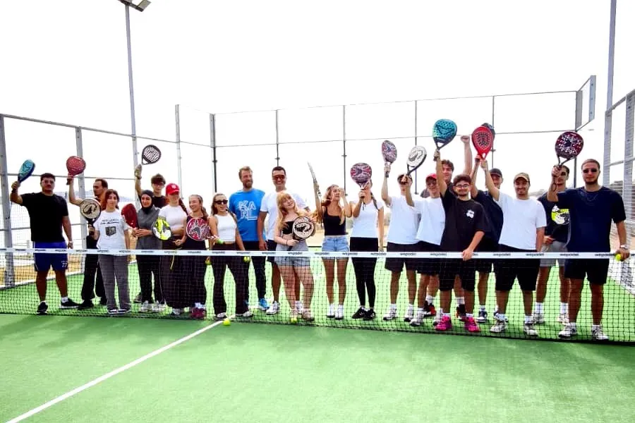 Çeşme’nin gençleri kortlarda buluştu: Padel rüzgarı esiyor