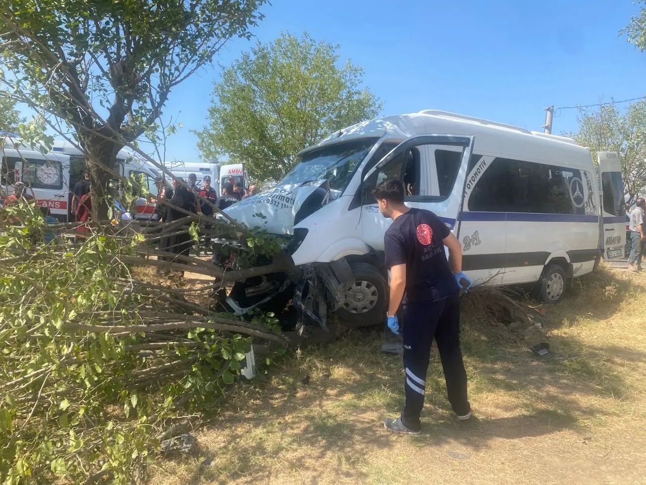 Manisa'da işçi servisi dehşeti: 14 kişi hastanelik oldu