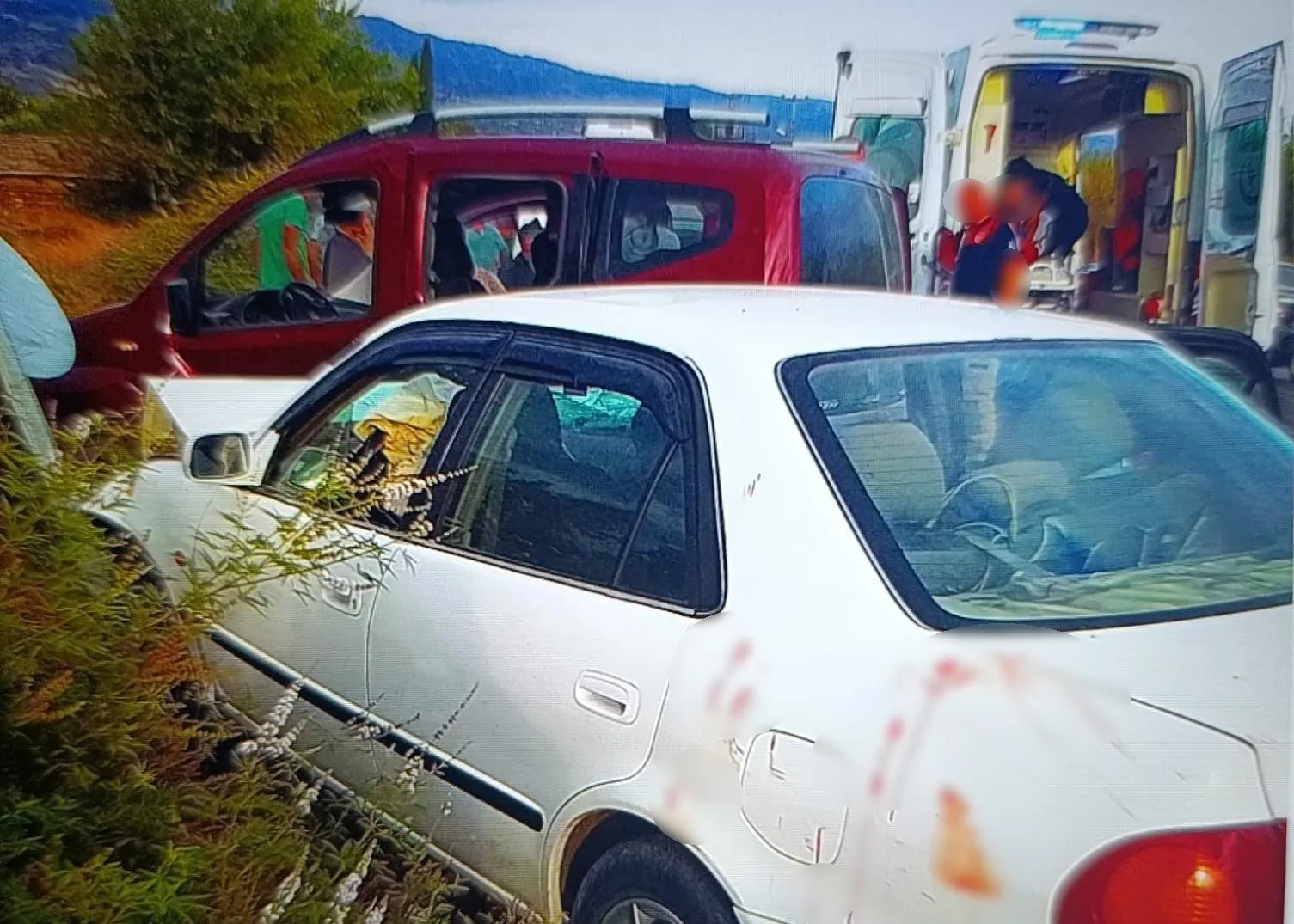 Kiraz yolunda kural hatası can yaktı: 8 kişi hastanelik oldu