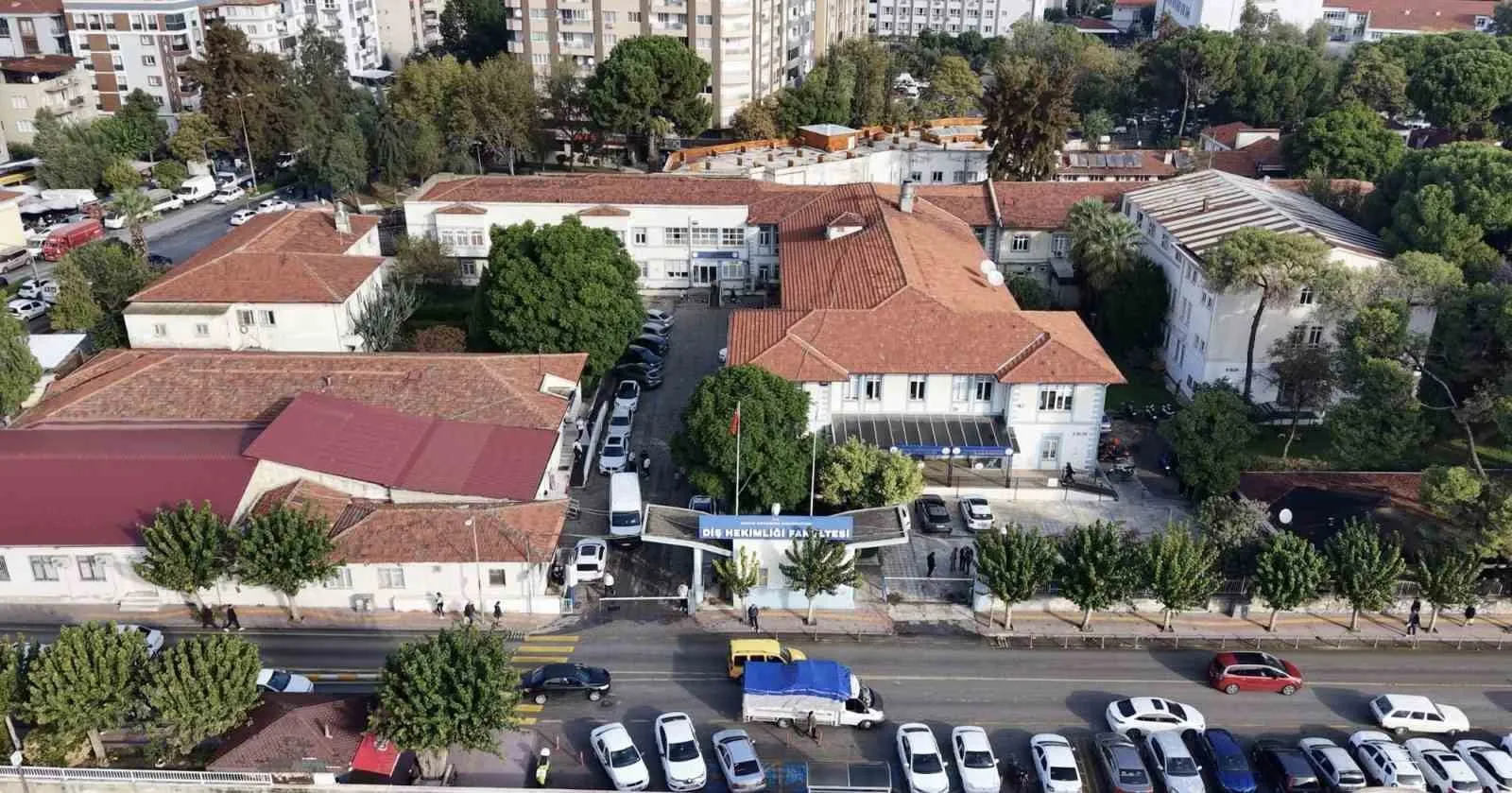 ADÜ Diş Hekimliği’nden mezuniyet gururu: Geleceğin hekimleri sahaya iniyor