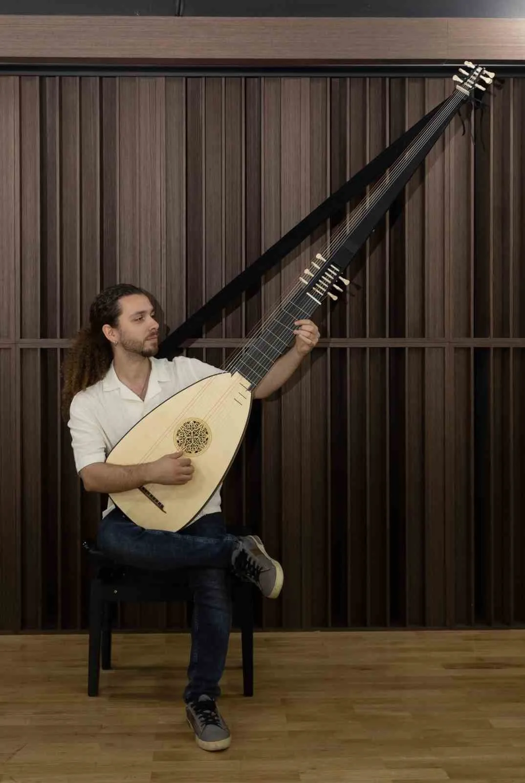 Saraylardan gelen kadim tını: 400 yıllık teorbo İzmir sahnesinde yeniden doğuyor