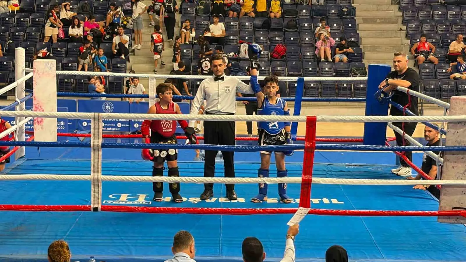 Salihli’nin gururu oldular: Çullu kardeşlerden muaythai’de çifte zafer